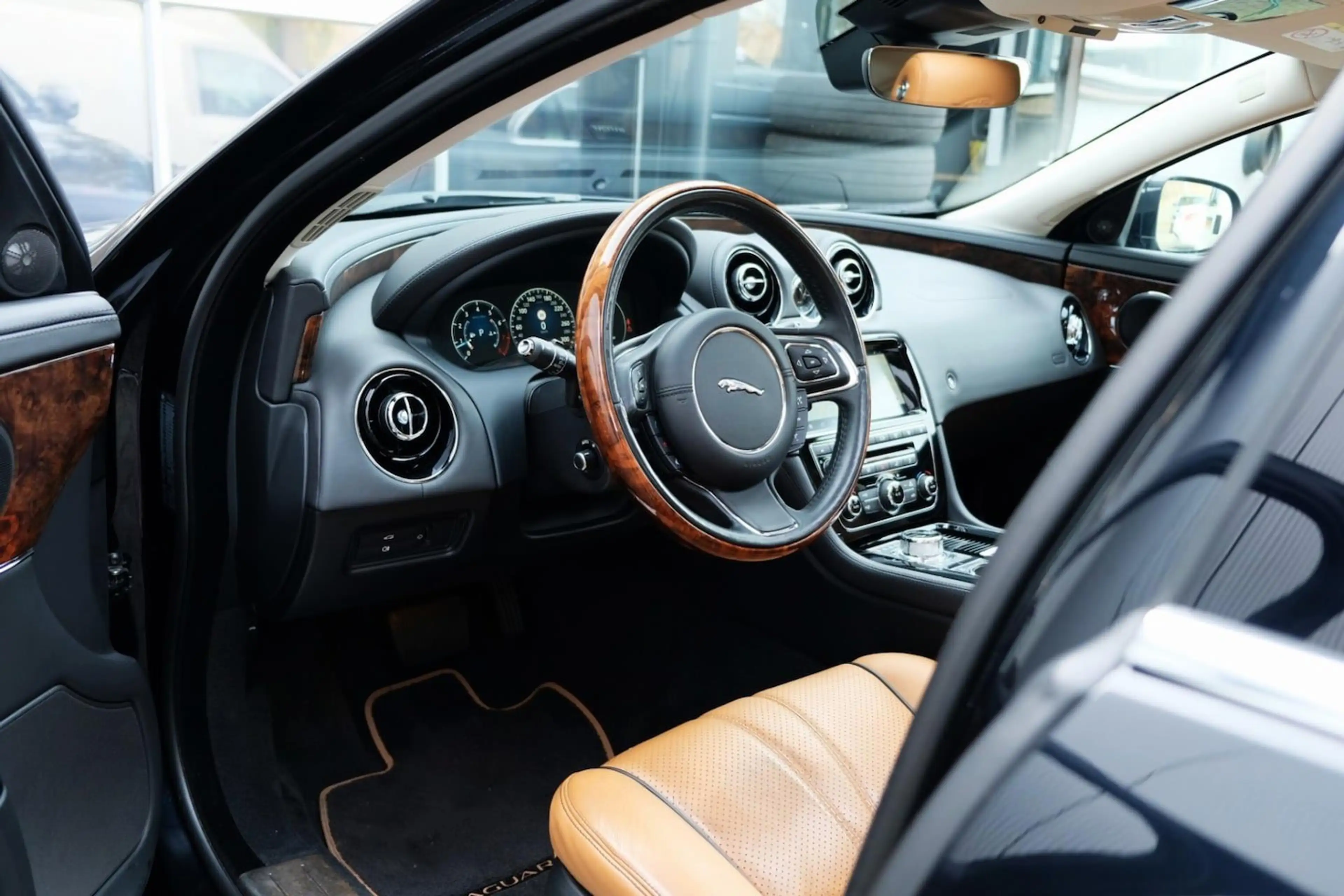 Jaguar XJ — photo 2