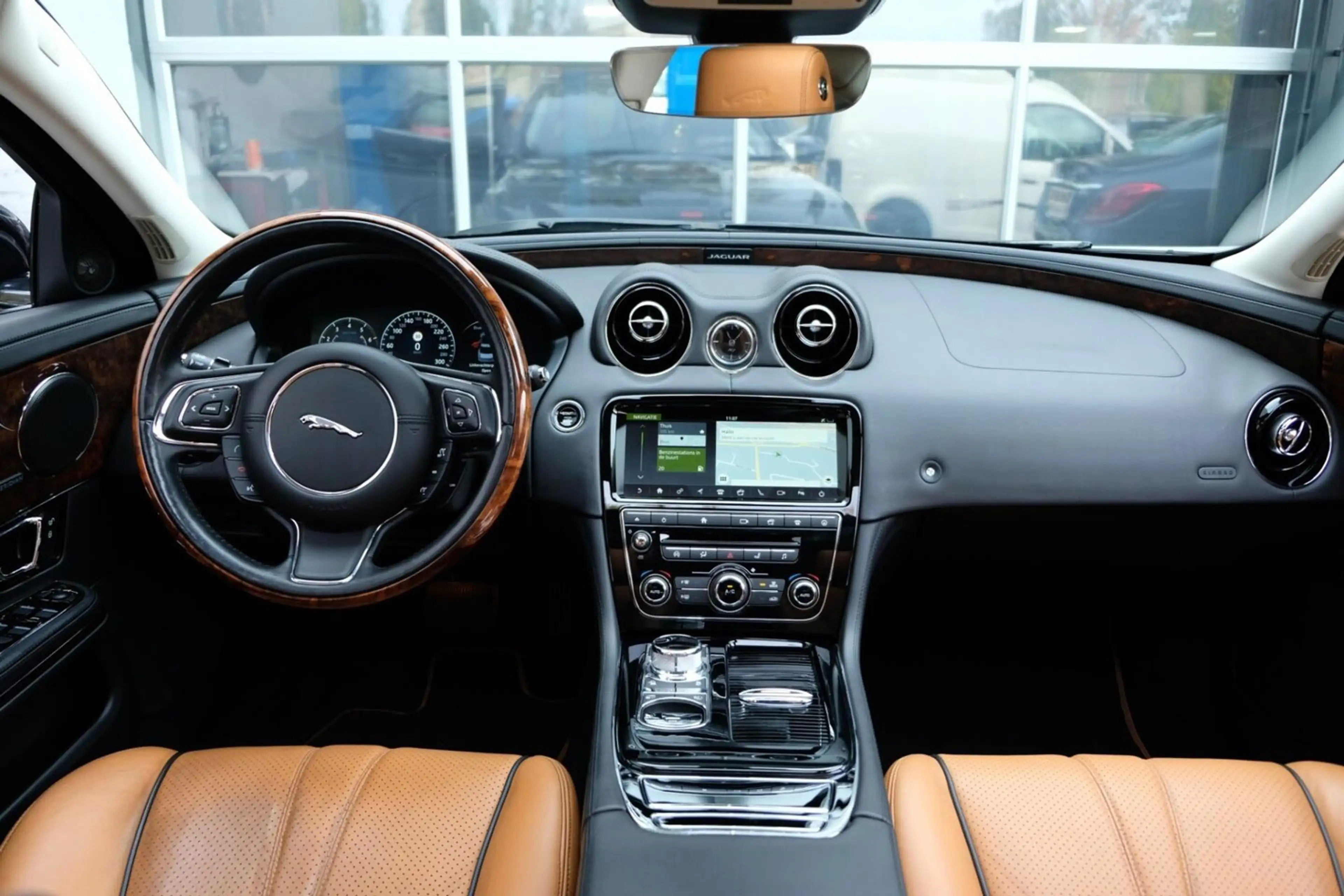 Jaguar XJ — photo 10