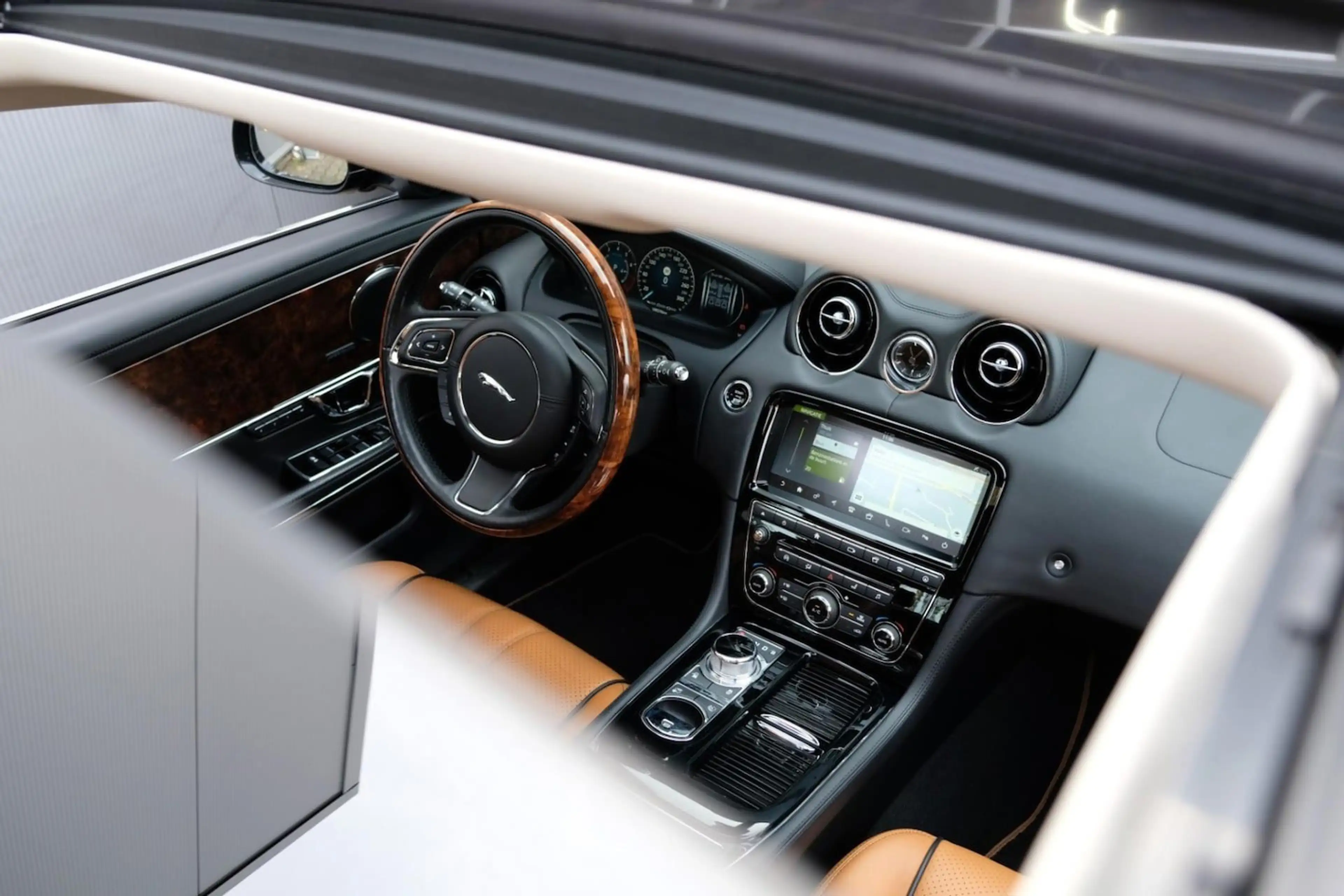 Jaguar XJ — photo 8