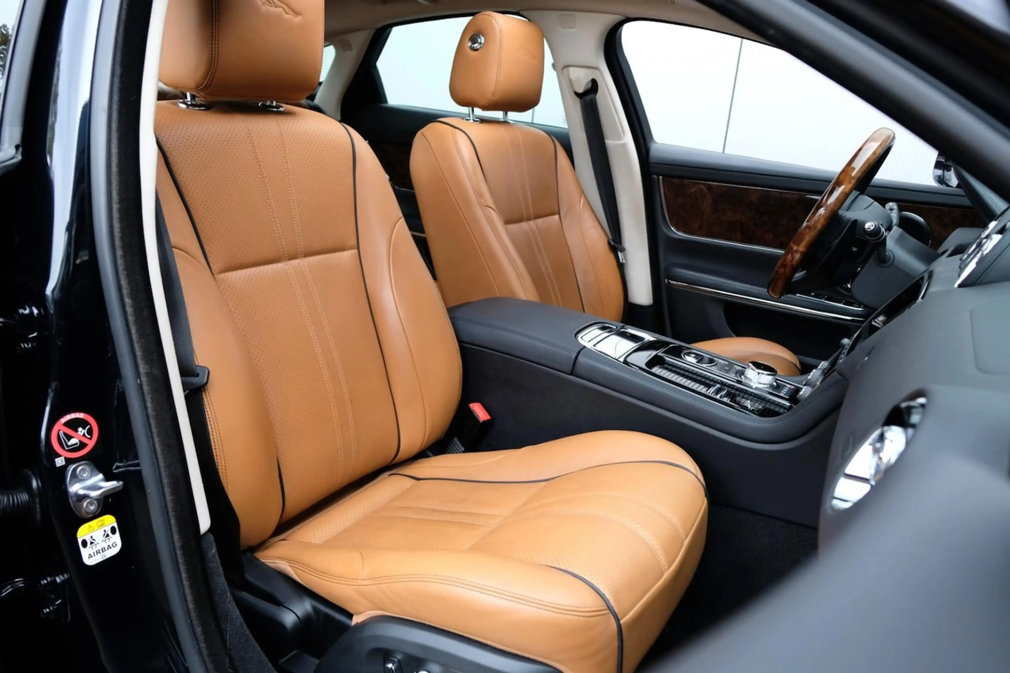 Jaguar XJ — photo 4