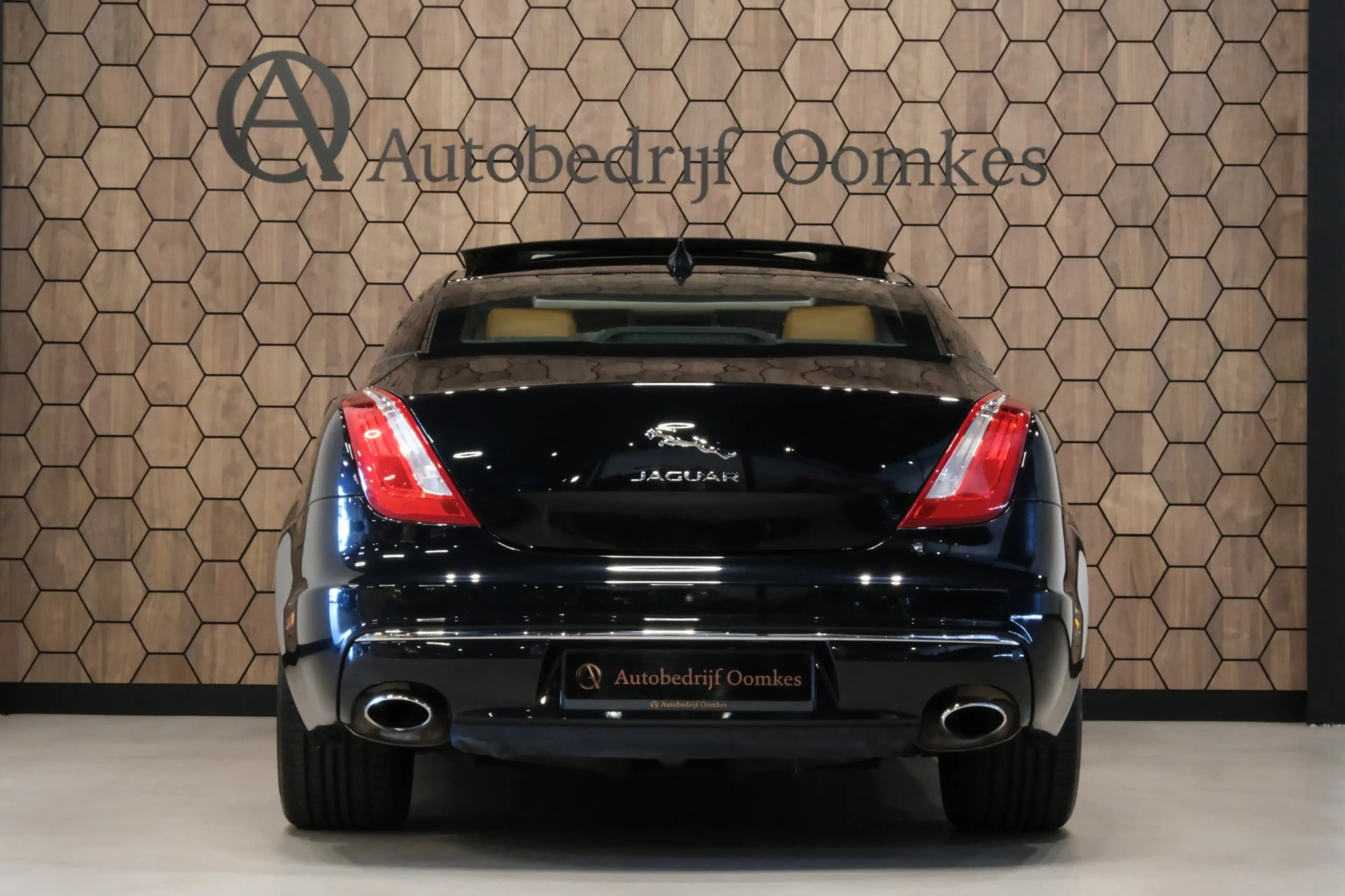 Jaguar XJ — photo 7