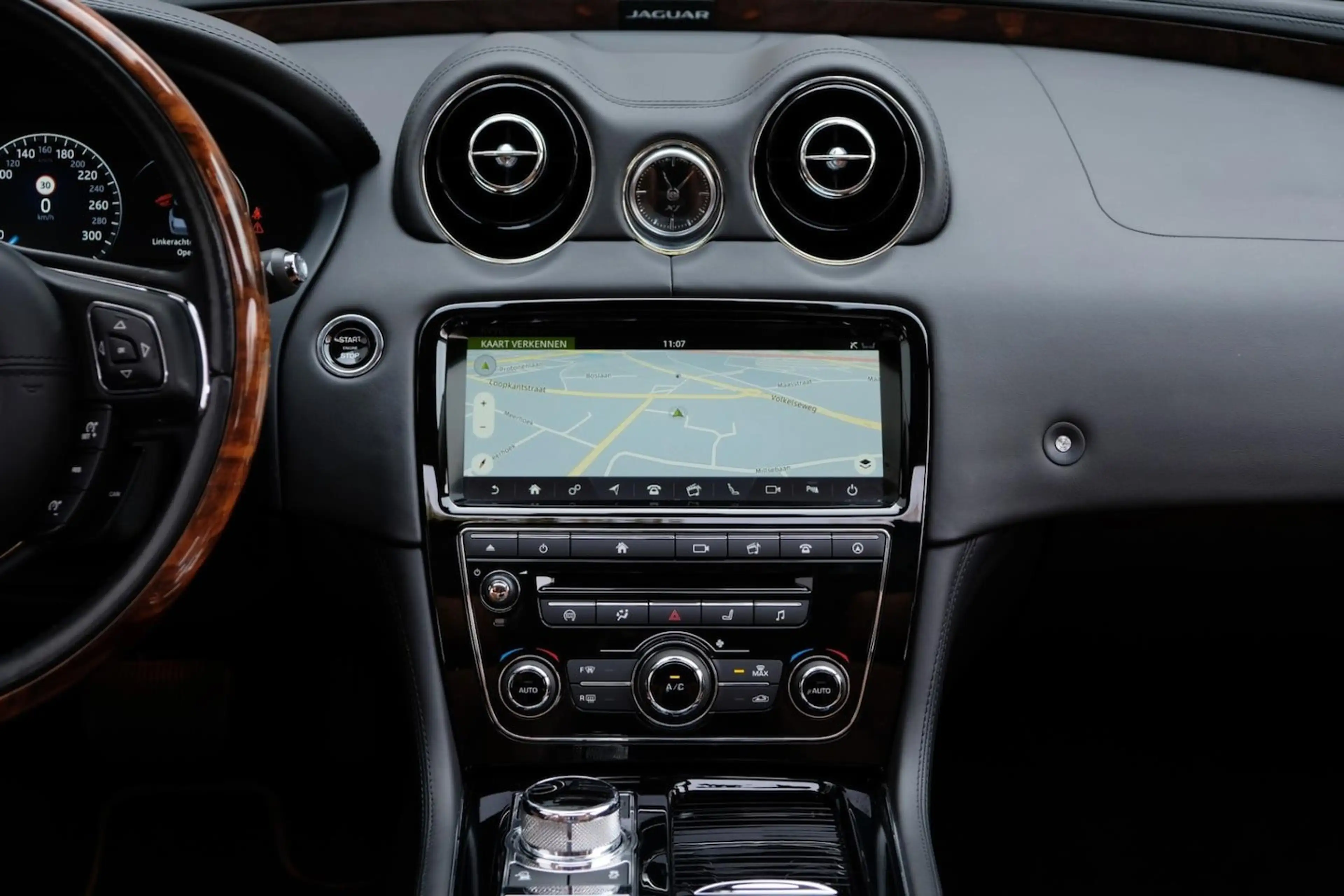 Jaguar XJ — photo 13