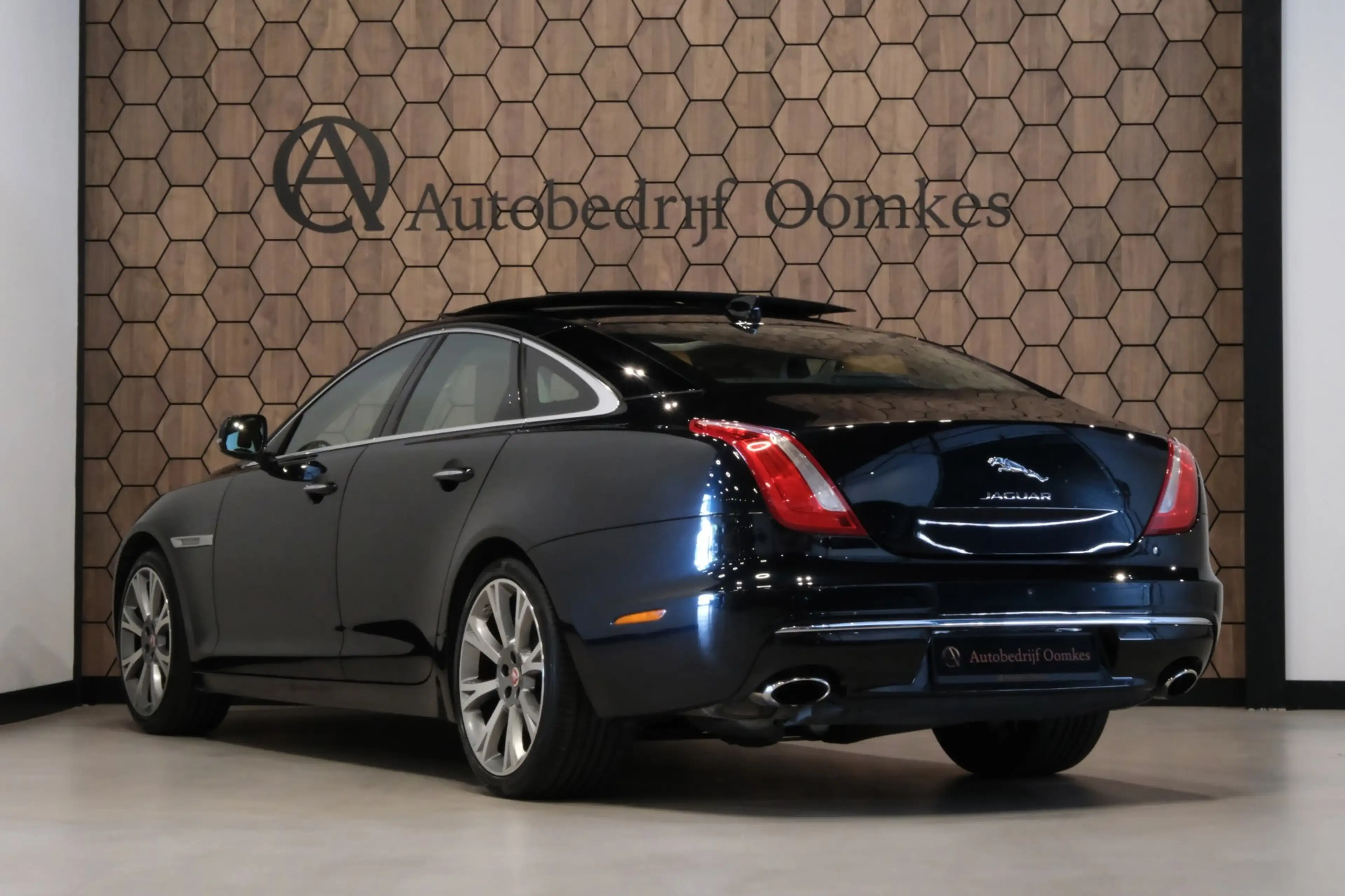 Jaguar XJ — photo 12