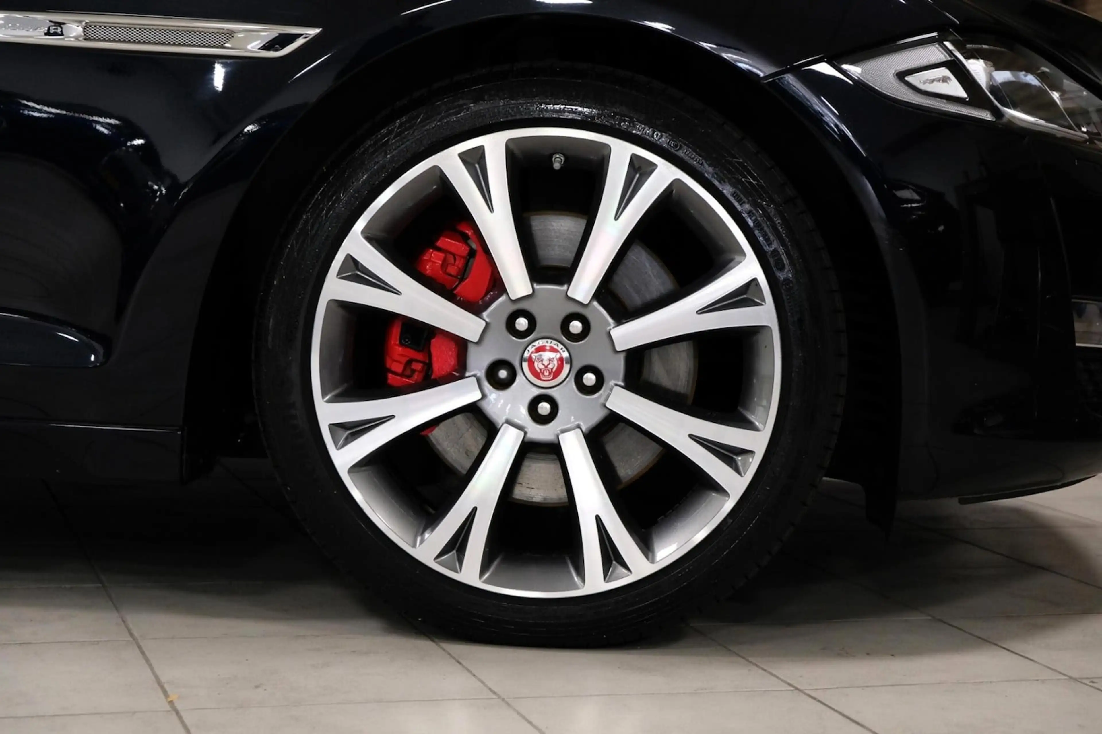 Jaguar XJ — photo 3