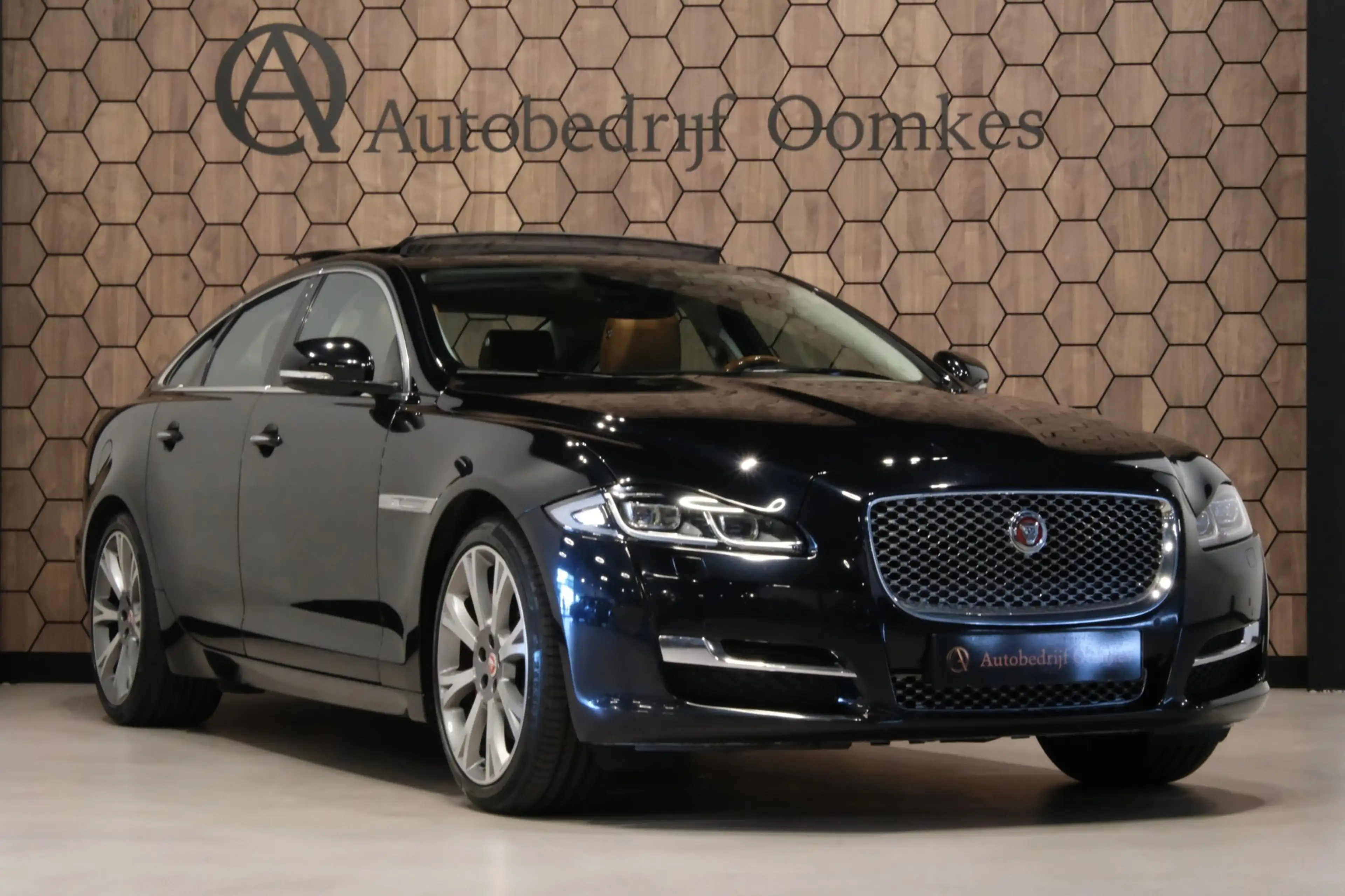 Jaguar XJ — photo 5