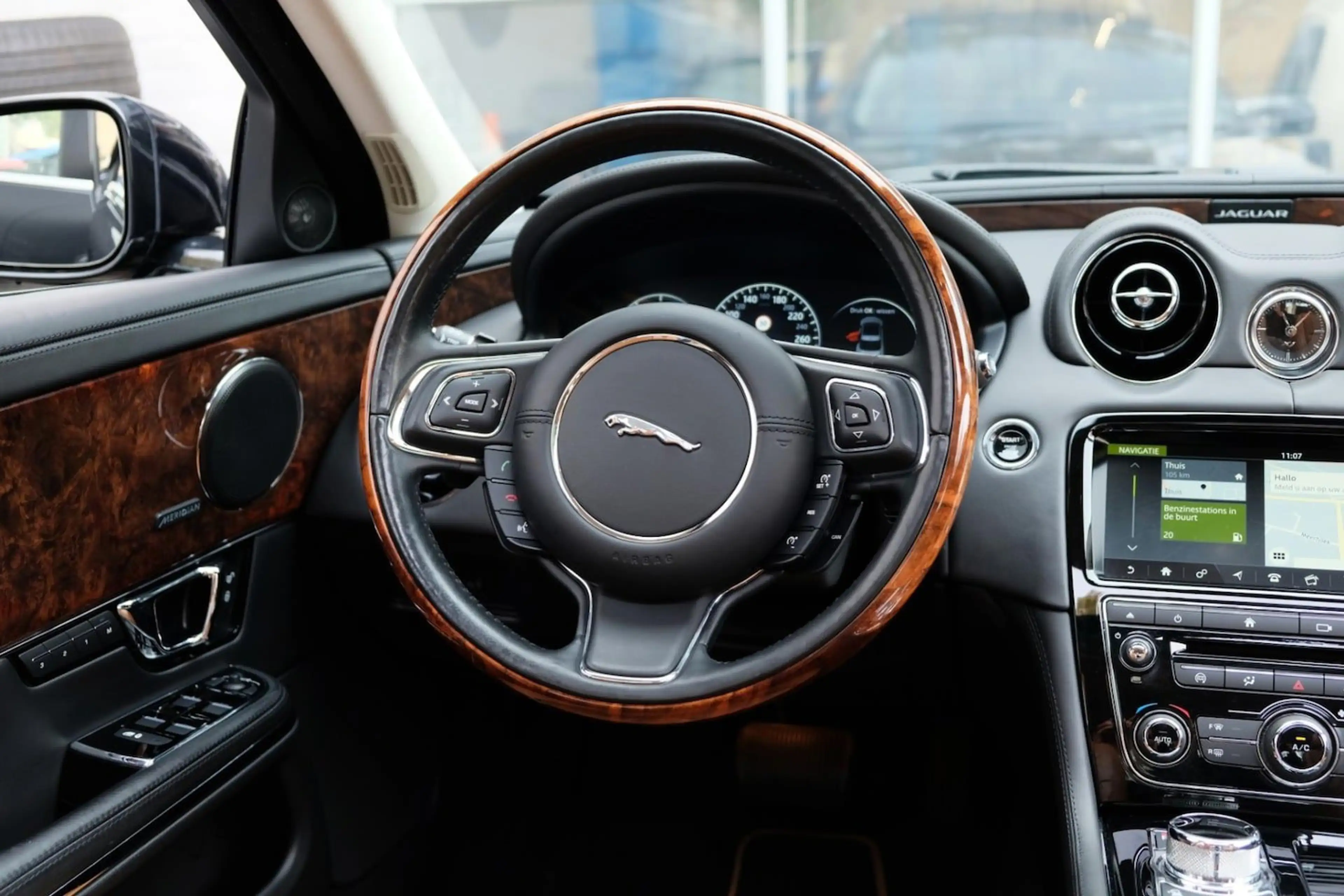 Jaguar XJ — photo 11