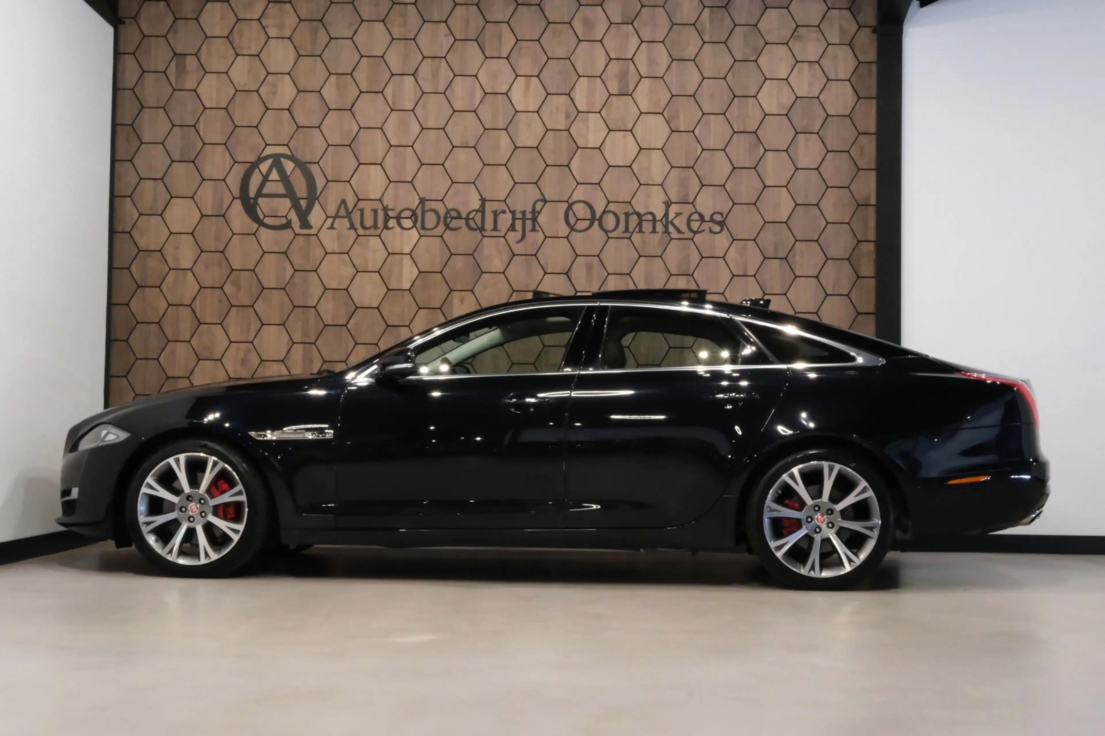 Jaguar XJ — photo 14