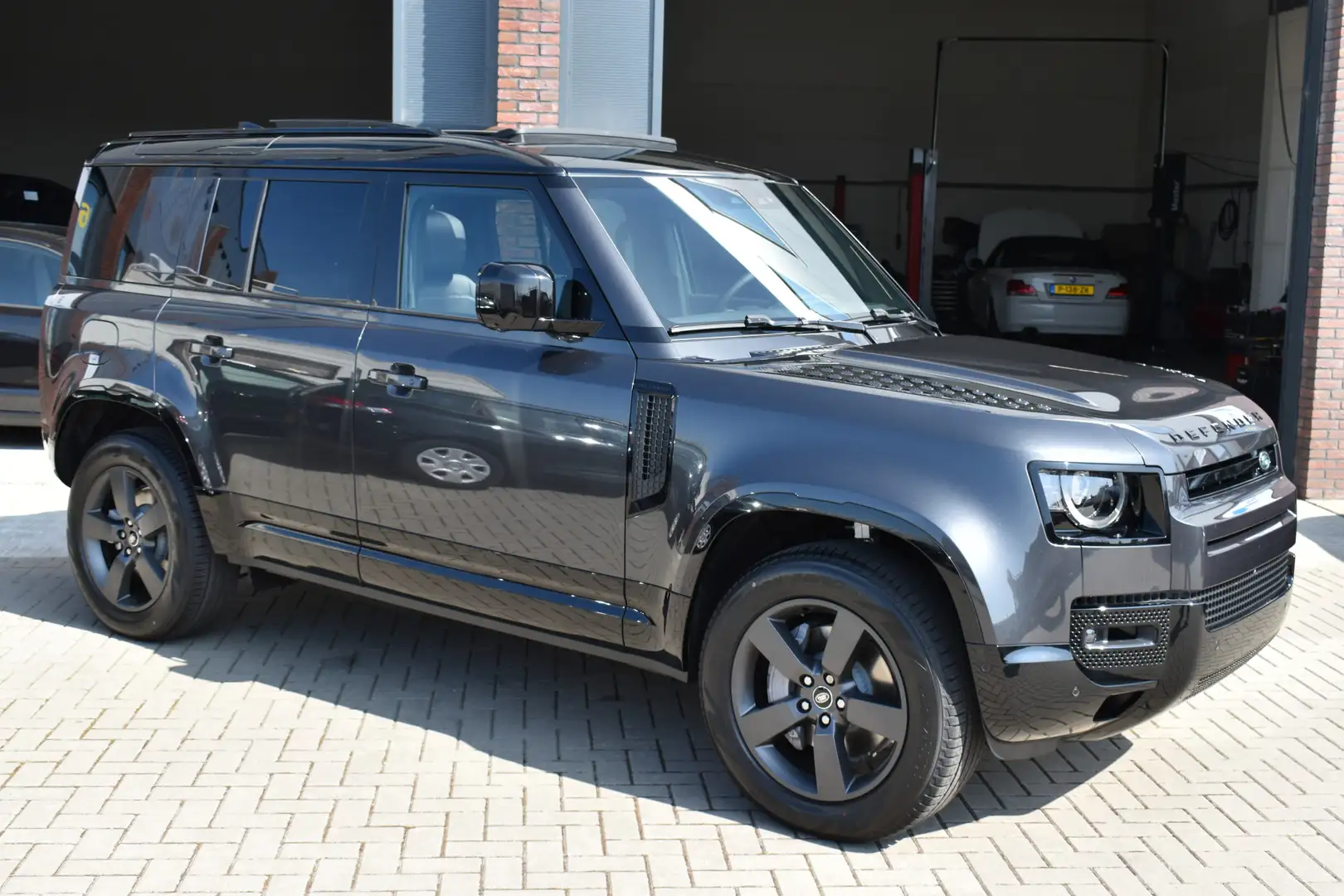Land Rover Defender 110 2.0 P300e 110 X-Dynamic HSE €86000 netto expor Gris - 1