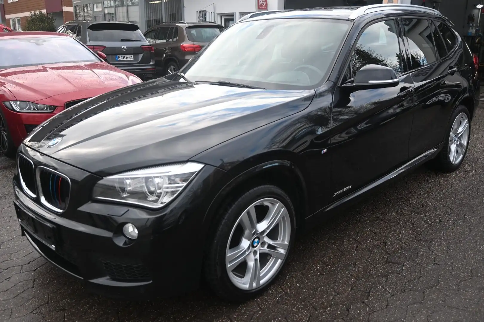 BMW X1 25 X Drive*M Sportpaket*BiXenon*Pano*Navi*Cam Noir - 1