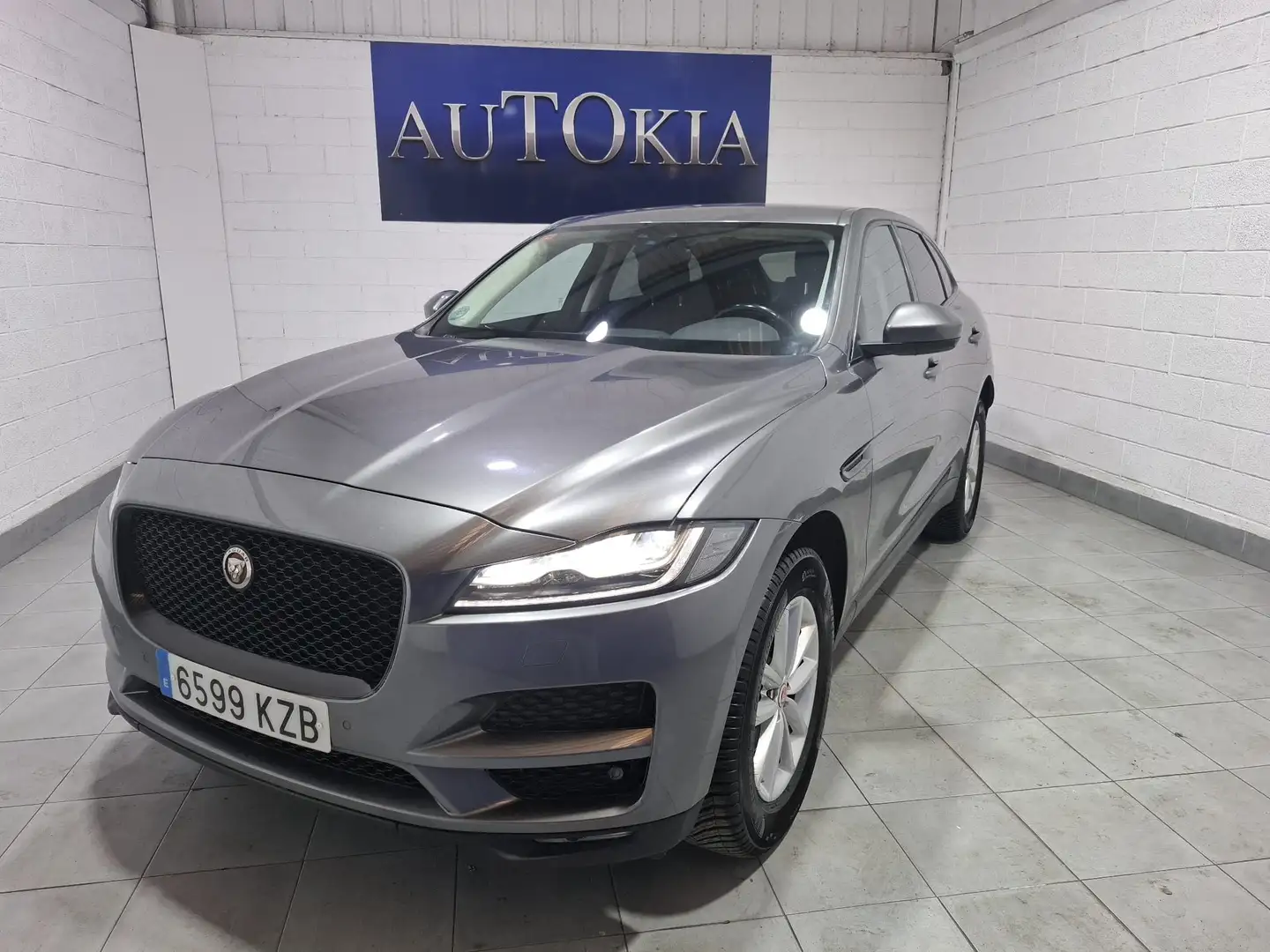 Jaguar F-Pace 2.0L i4D 132kW Pure Auto Grigio - 1