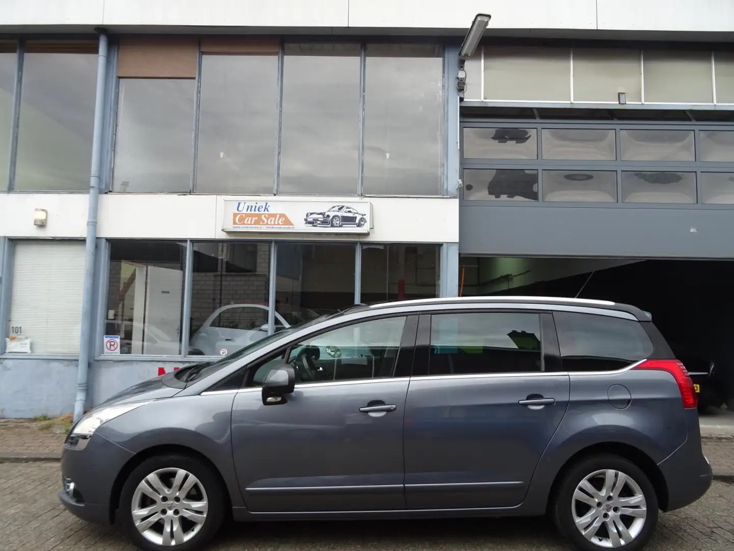 Peugeot 5008 1.6 THP Blue Lease Executive 7p Automaat. Grijs - 2