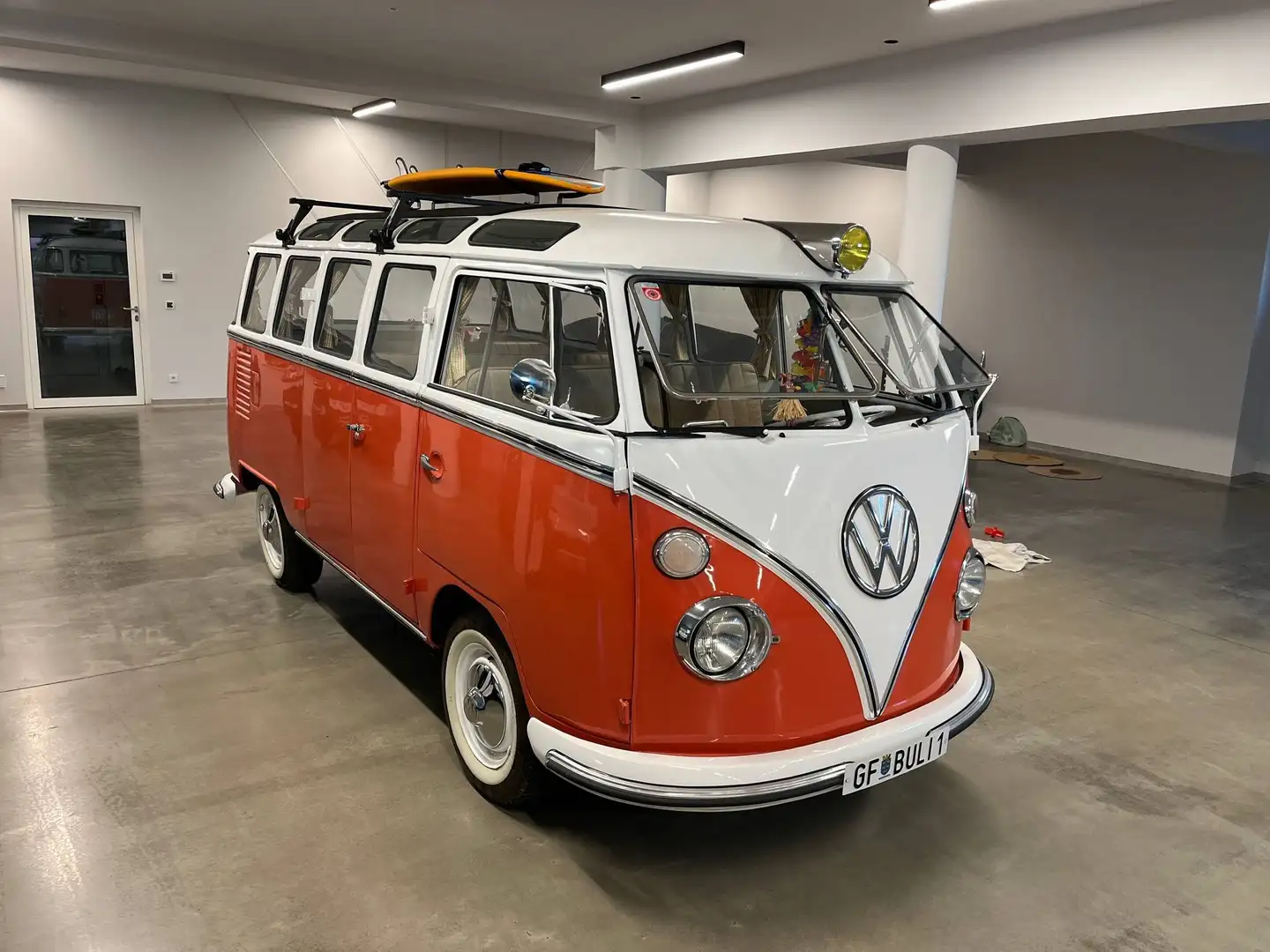 Volkswagen T1 Originaler De Luxo Typ 204 mit Samba Faltdach, Safari Windows Orange - 2