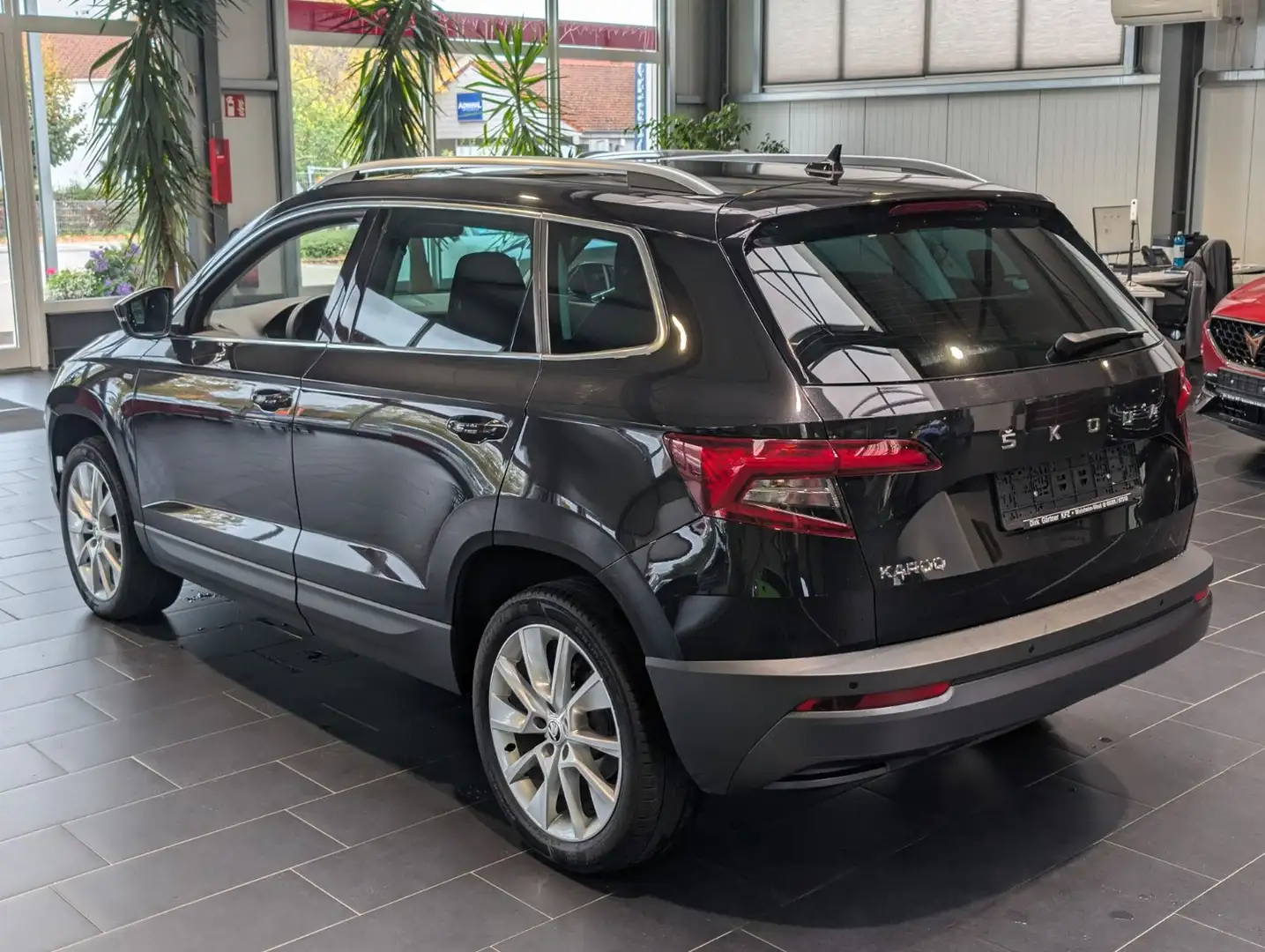 Skoda Karoq 1.5 TSI ACT DSG Clever Navi 1.Hand Чёрный - 2