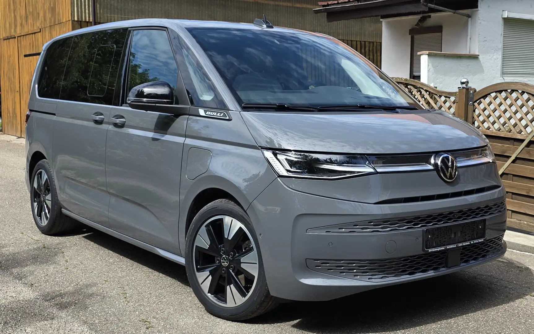 Volkswagen T7 Multivan e hybrid Allrad, VOLL! AHK,7S.Vis A Vis,Soundsyst. Grau - 1