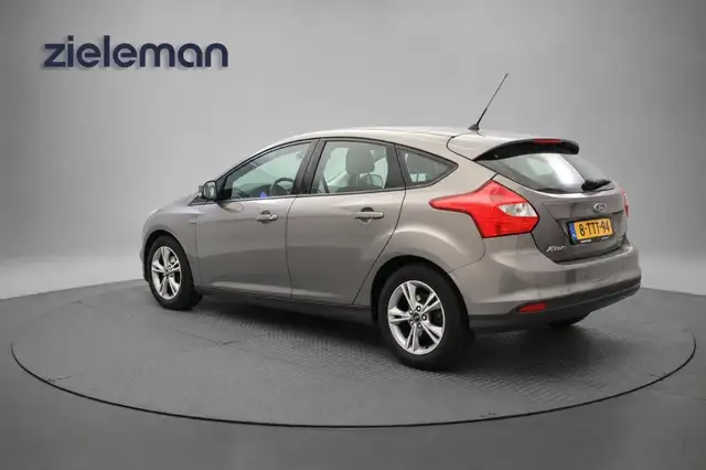 Ford Focus view 3