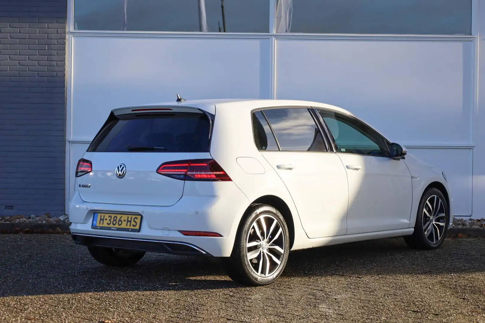 Volkswagen e-Golf 136pk E-DITION | Stoelverwarming | Apple Carplay/ Blanc - 2