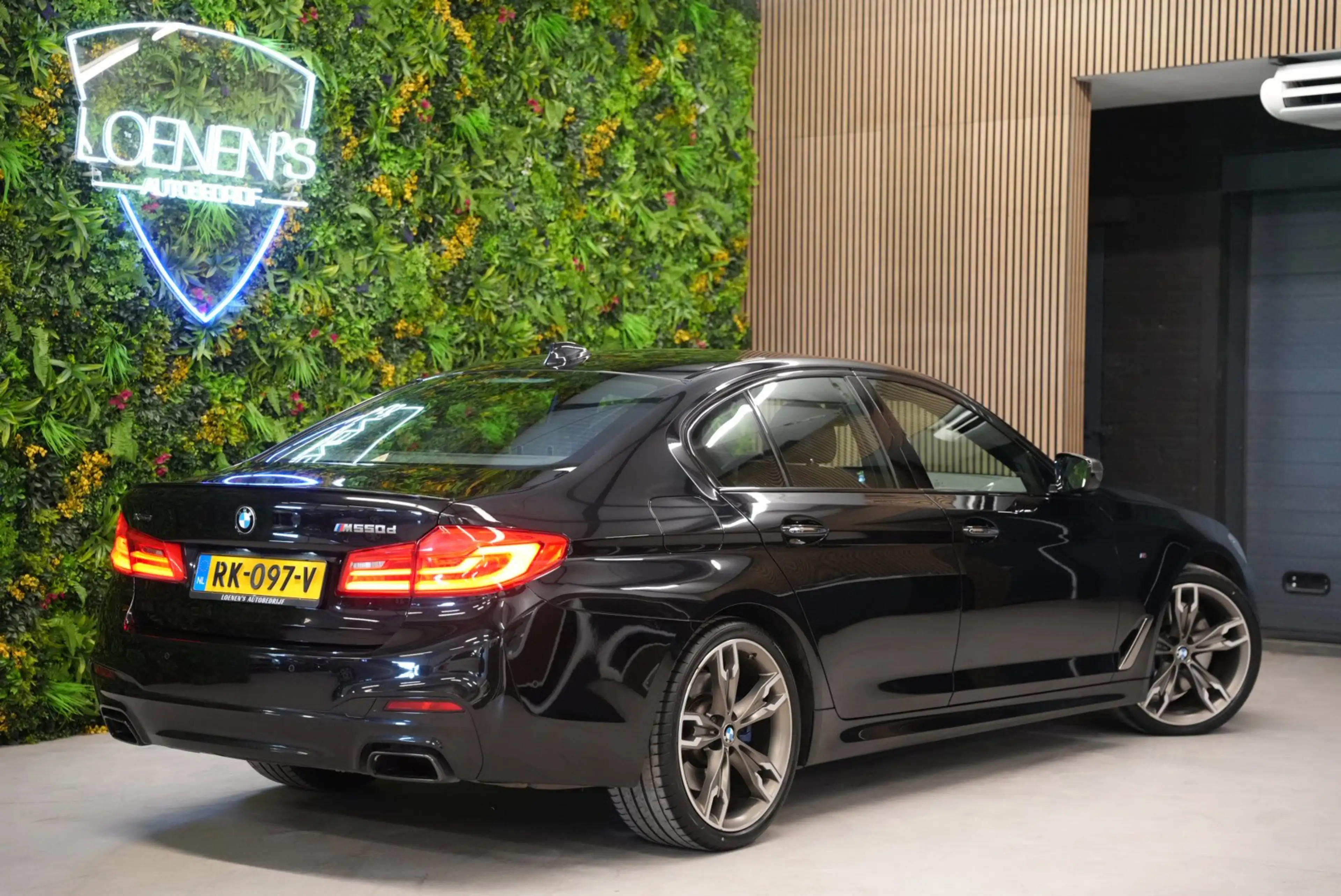 BMW M550 5-serie M550d xDrive M-Sport / HUD / Memory / PDC — photo 2