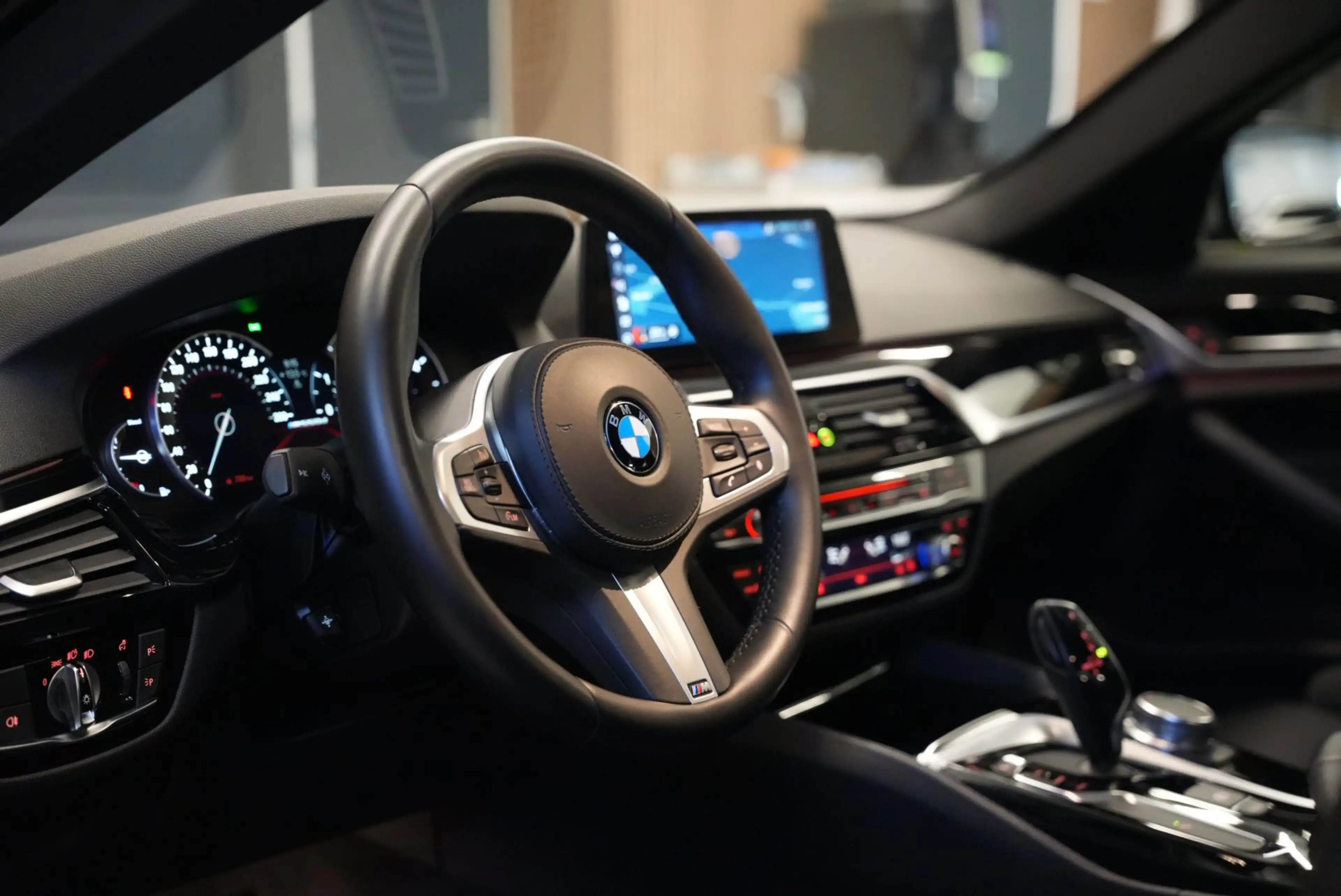 BMW M550 5-serie M550d xDrive M-Sport / HUD / Memory / PDC — photo 4