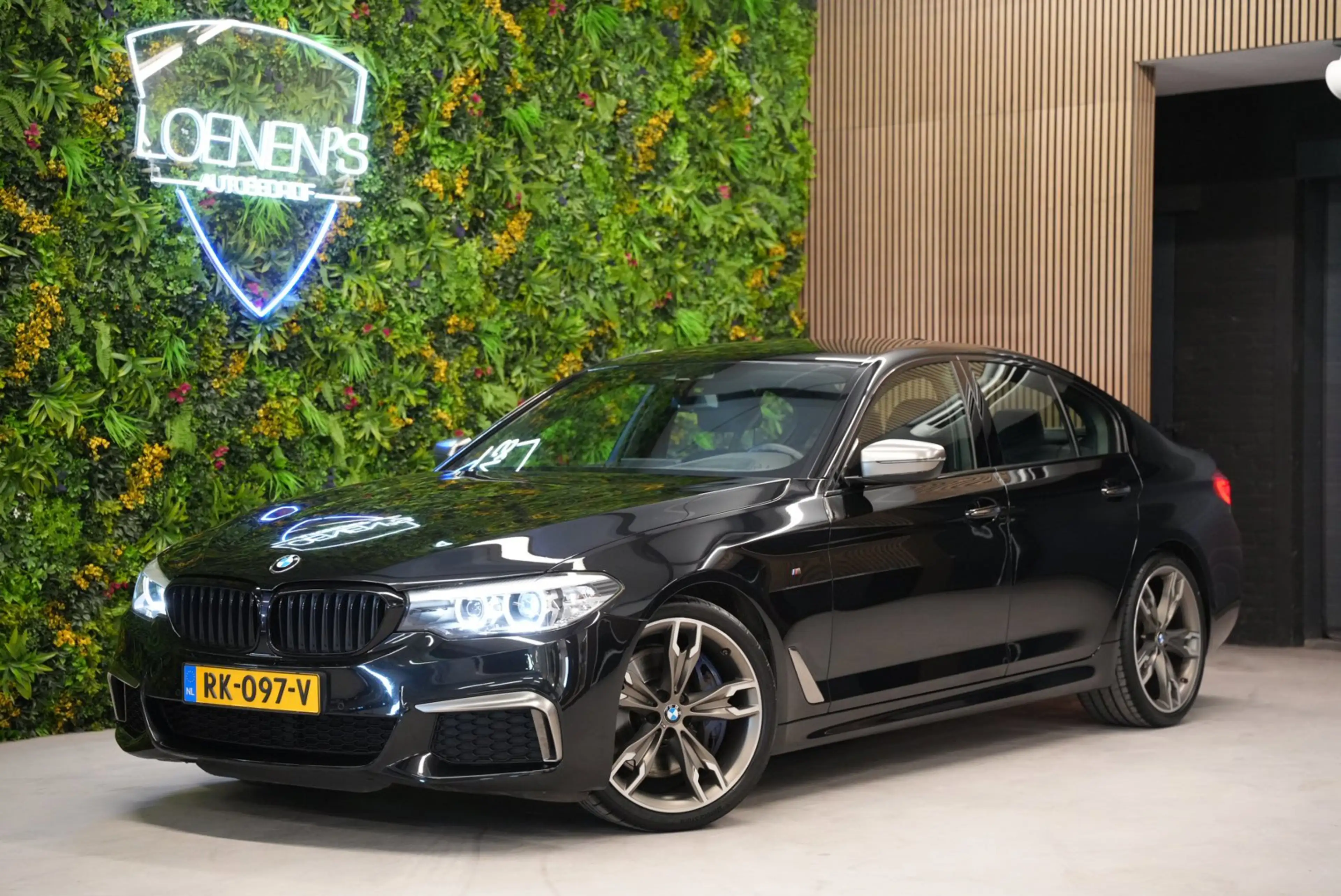 BMW M550 5-serie M550d xDrive M-Sport / HUD / Memory / PDC