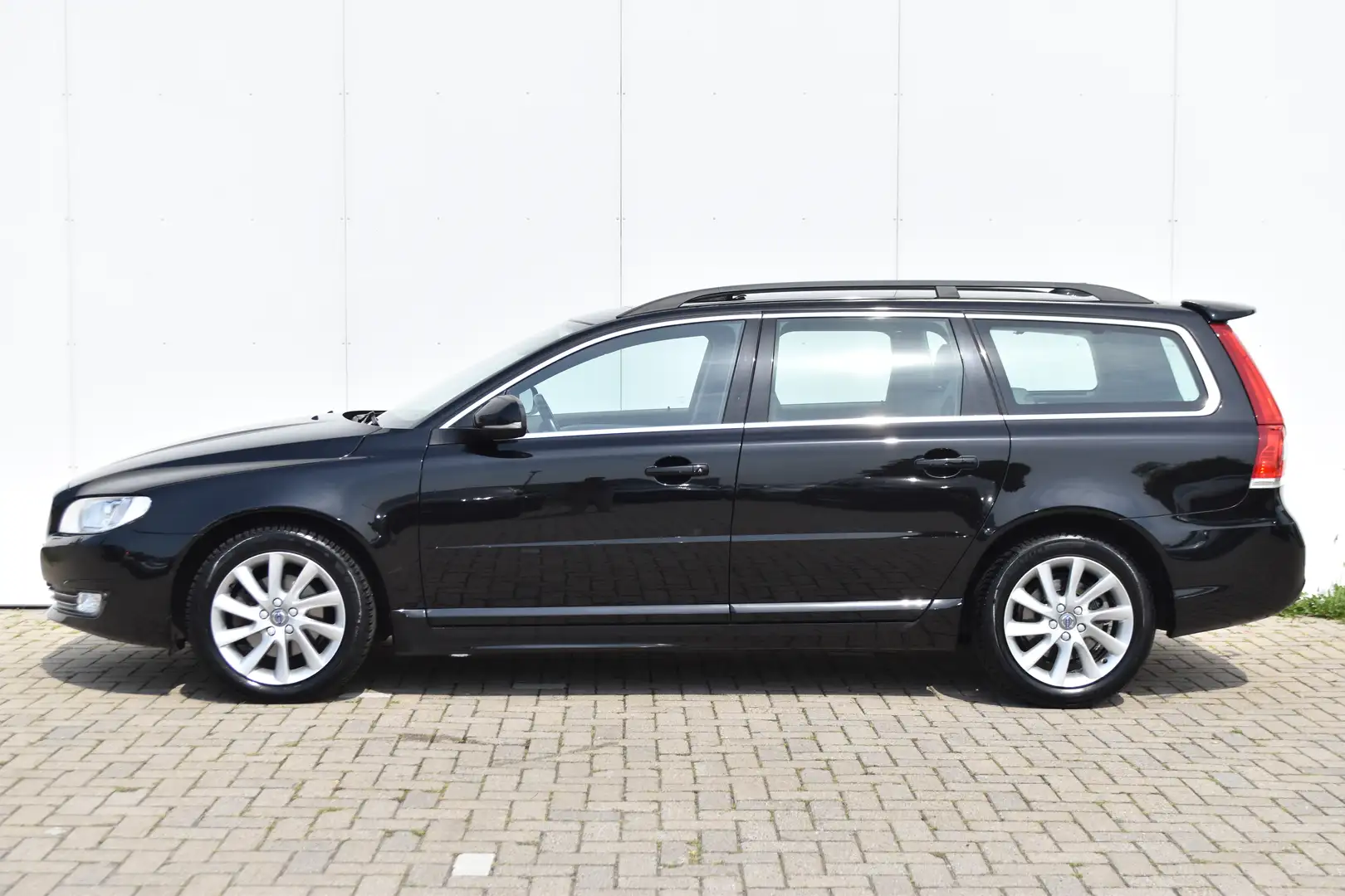Volvo V70 2.0 T4 Classic Edition Intellisafe | Schuifdak | T Noir - 2