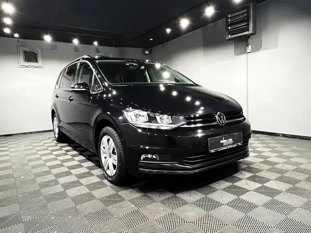 Volkswagen Touran view 2