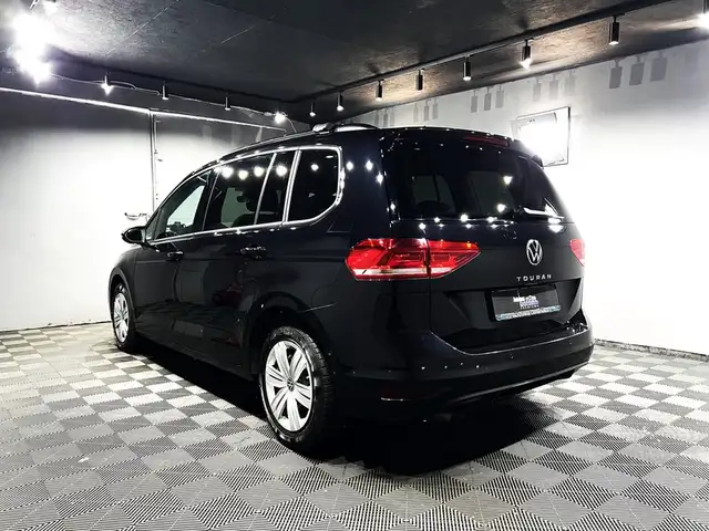 Volkswagen Touran view 3