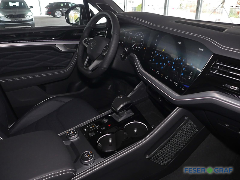 Volkswagen Touareg 3.0 TDI 4M R-Line Black ABT AHK Pano 22" — photo 6
