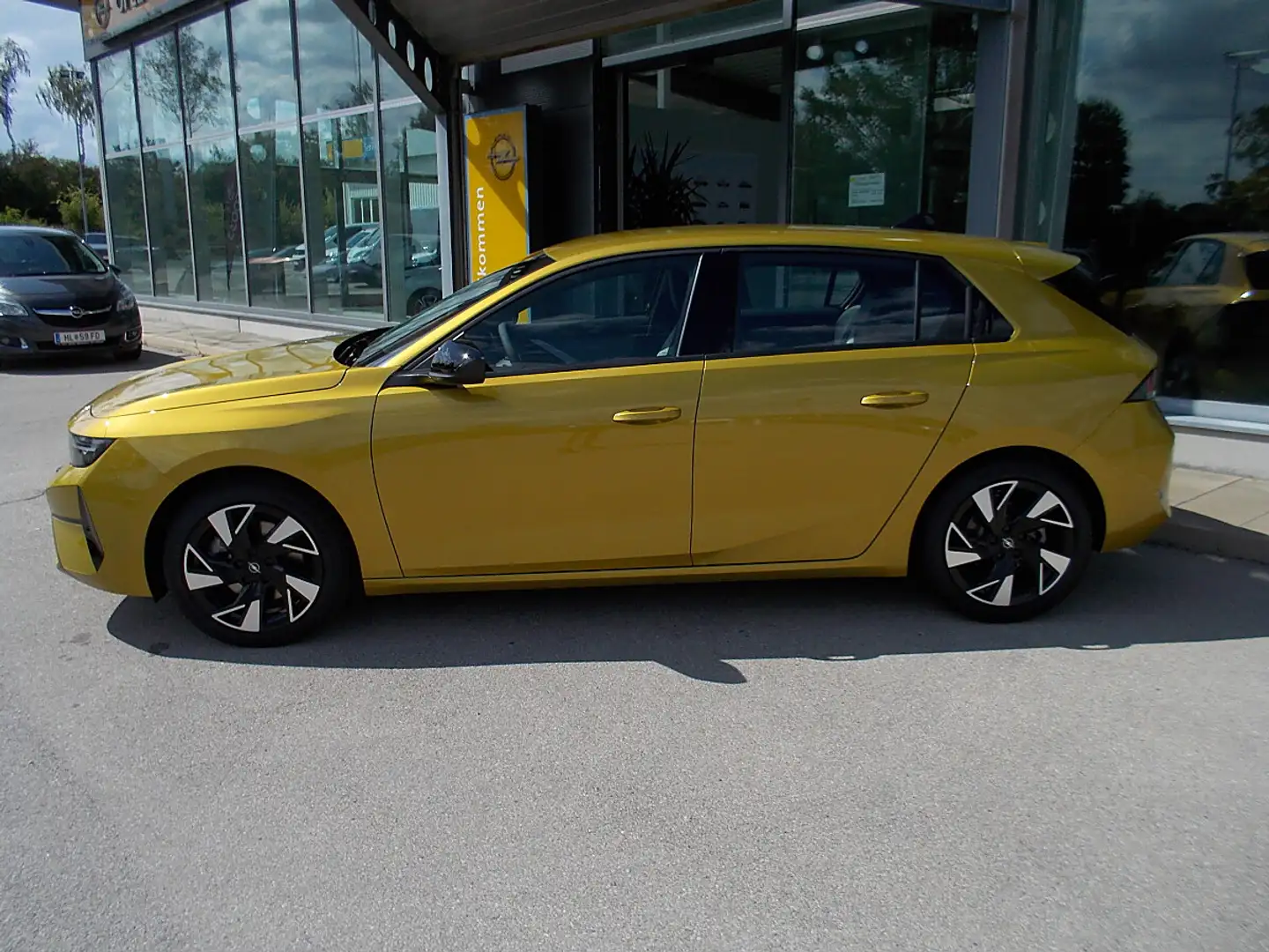Opel Astra 1,2 Turbo MHEV Business Edition Aut. Gelb - 2