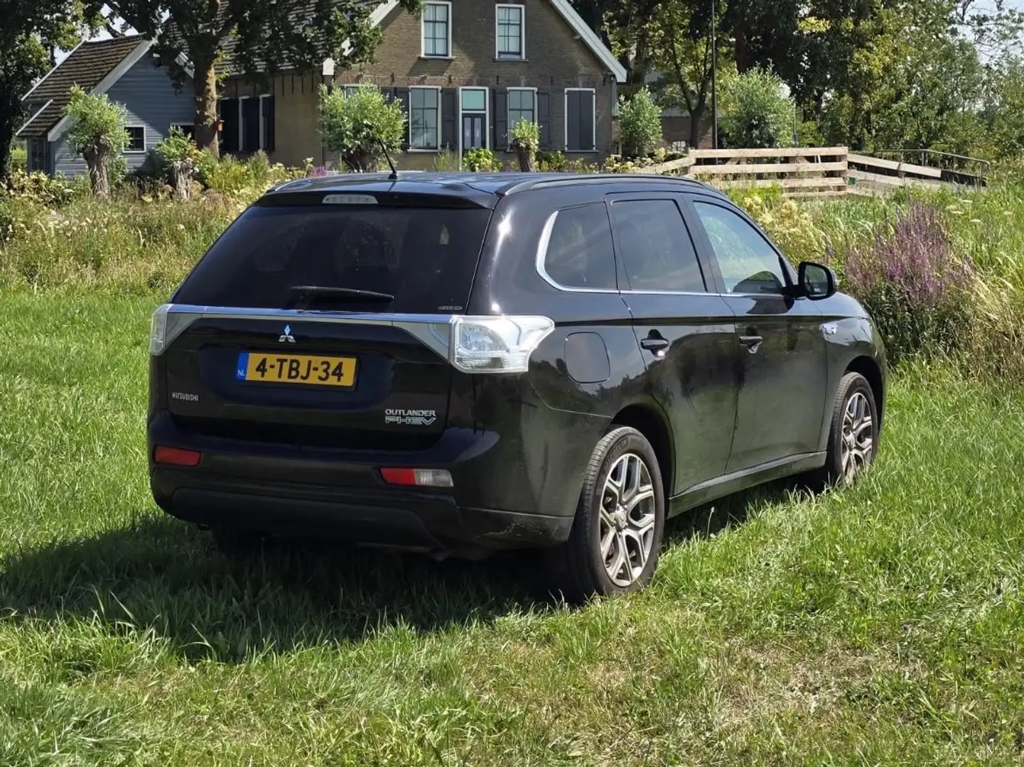 Mitsubishi Outlander - 2
