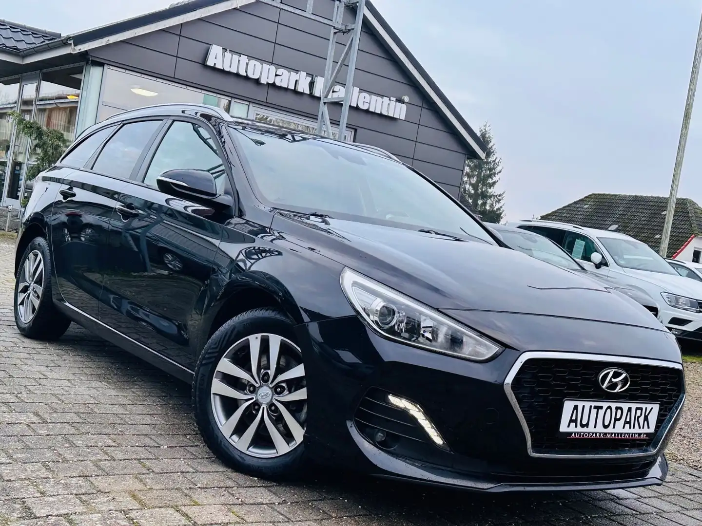 Hyundai i30 cw *1.HAND*AUTOMATIK*SHZ*LENKRAD HEIZBAR* Schwarz - 1
