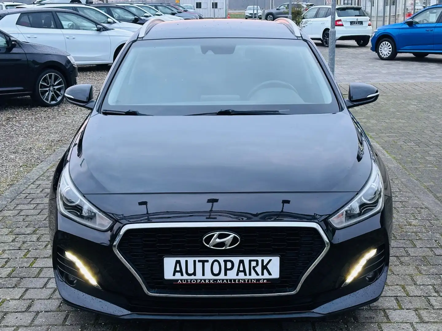 Hyundai i30 cw *1.HAND*AUTOMATIK*SHZ*LENKRAD HEIZBAR* Schwarz - 2