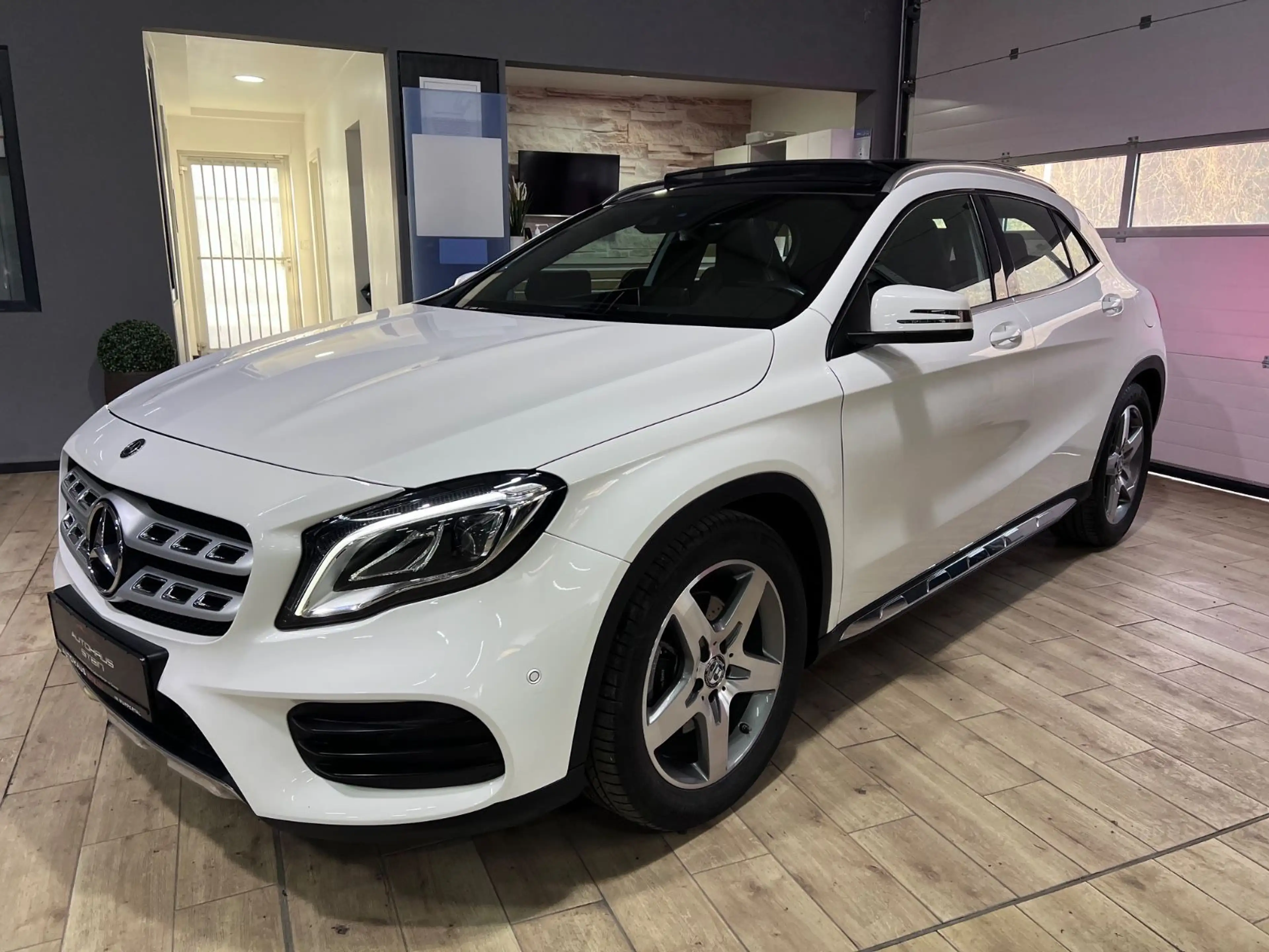 Mercedes-Benz GLA 250 AMG-Paket/Pano/Navi/Tempomat