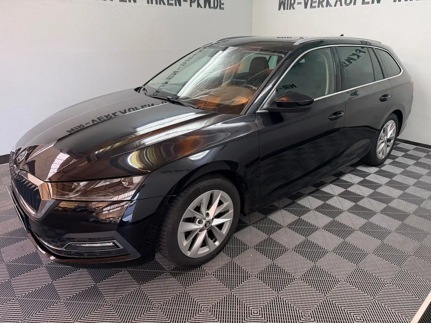 Skoda Octavia Combi 2.0 TDI First Edition FULL OPTION Schwarz - 2