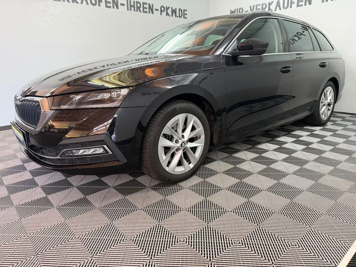 Skoda Octavia Combi 2.0 TDI First Edition FULL OPTION Schwarz - 1