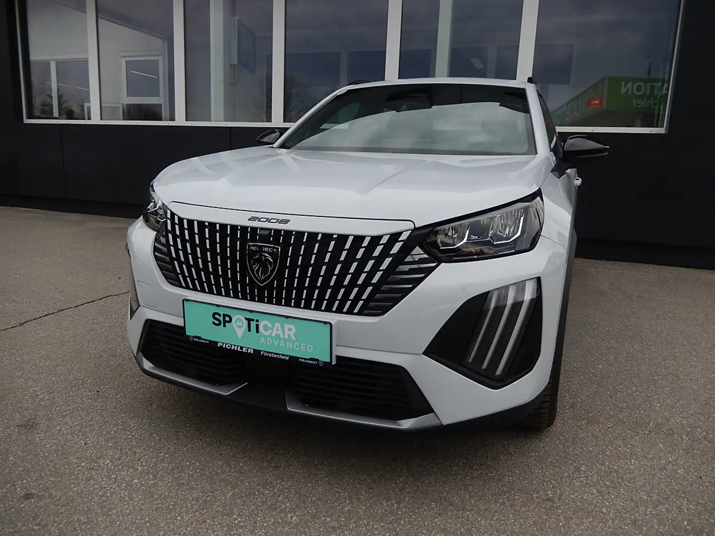Peugeot 2008 1,2 PureTech 100 S&S Allure 6-Gang-Manuell Weiß - 1