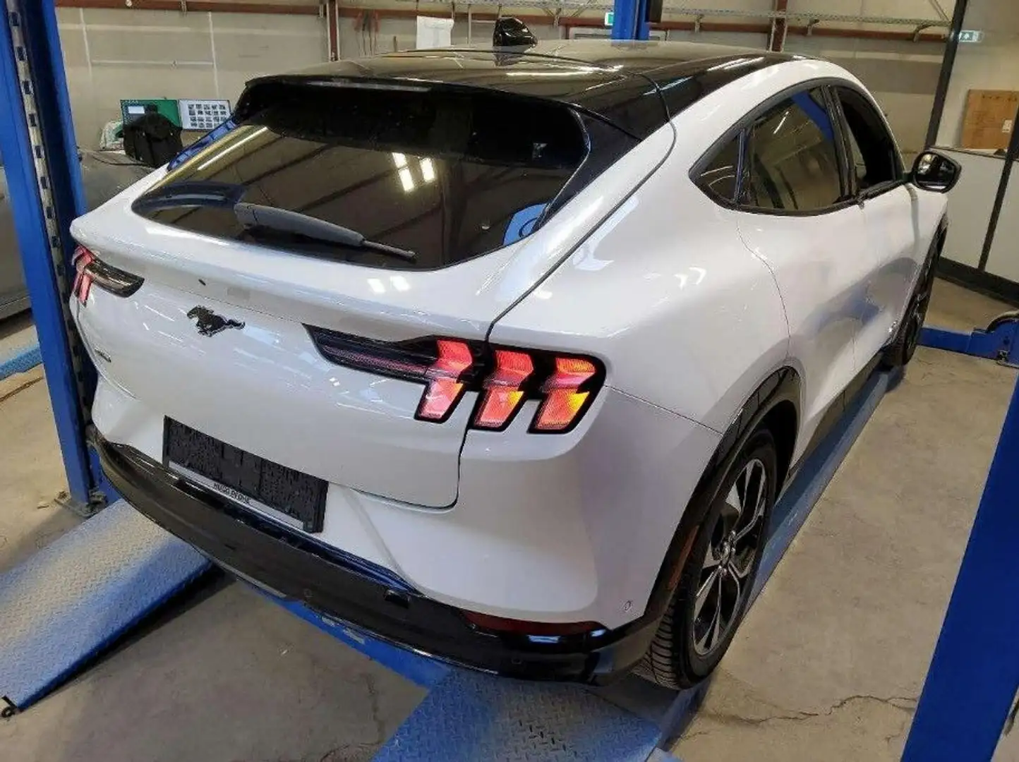 Ford Mustang Mach-E AWD Matrix Technologie2 Pano Blanc - 2