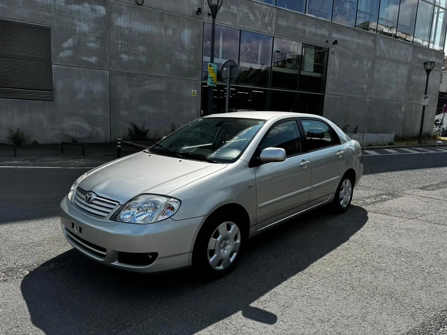Toyota Corolla 1.4i 67000 kilomètres Belgium car contrôle ok Beige - 1