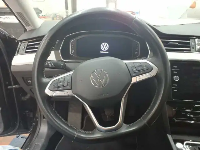 Volkswagen Passat view 9
