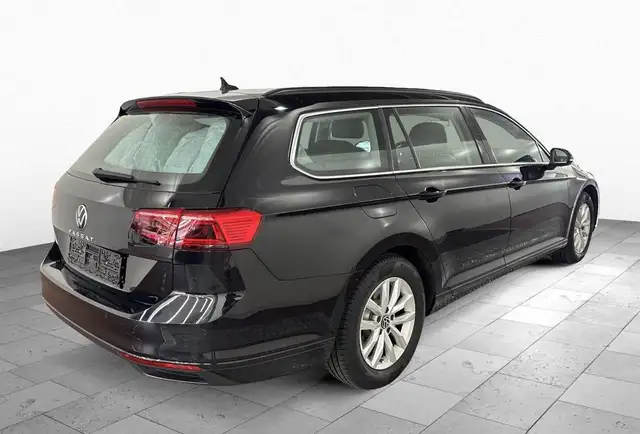 Volkswagen Passat view 4