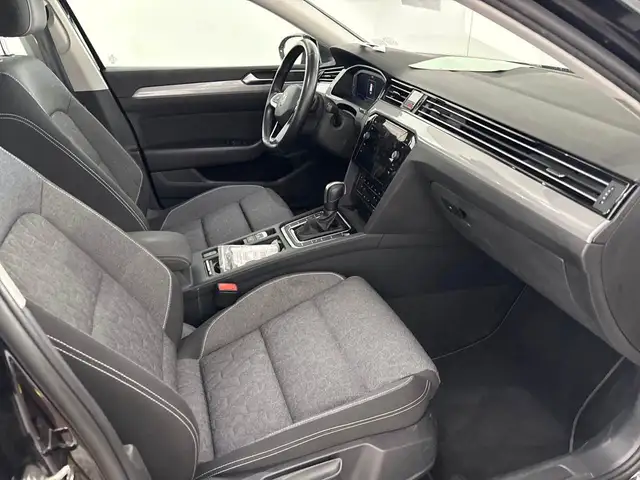 Volkswagen Passat view 8
