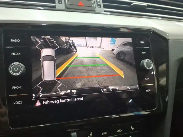 Volkswagen Passat view 11