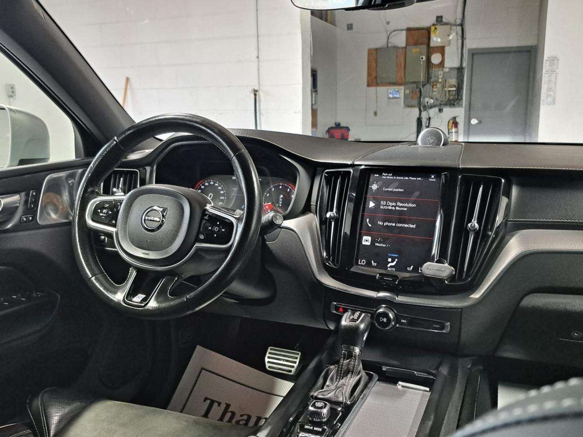 2019 Volvo XC60 T6 AWD R-Design thumb 6