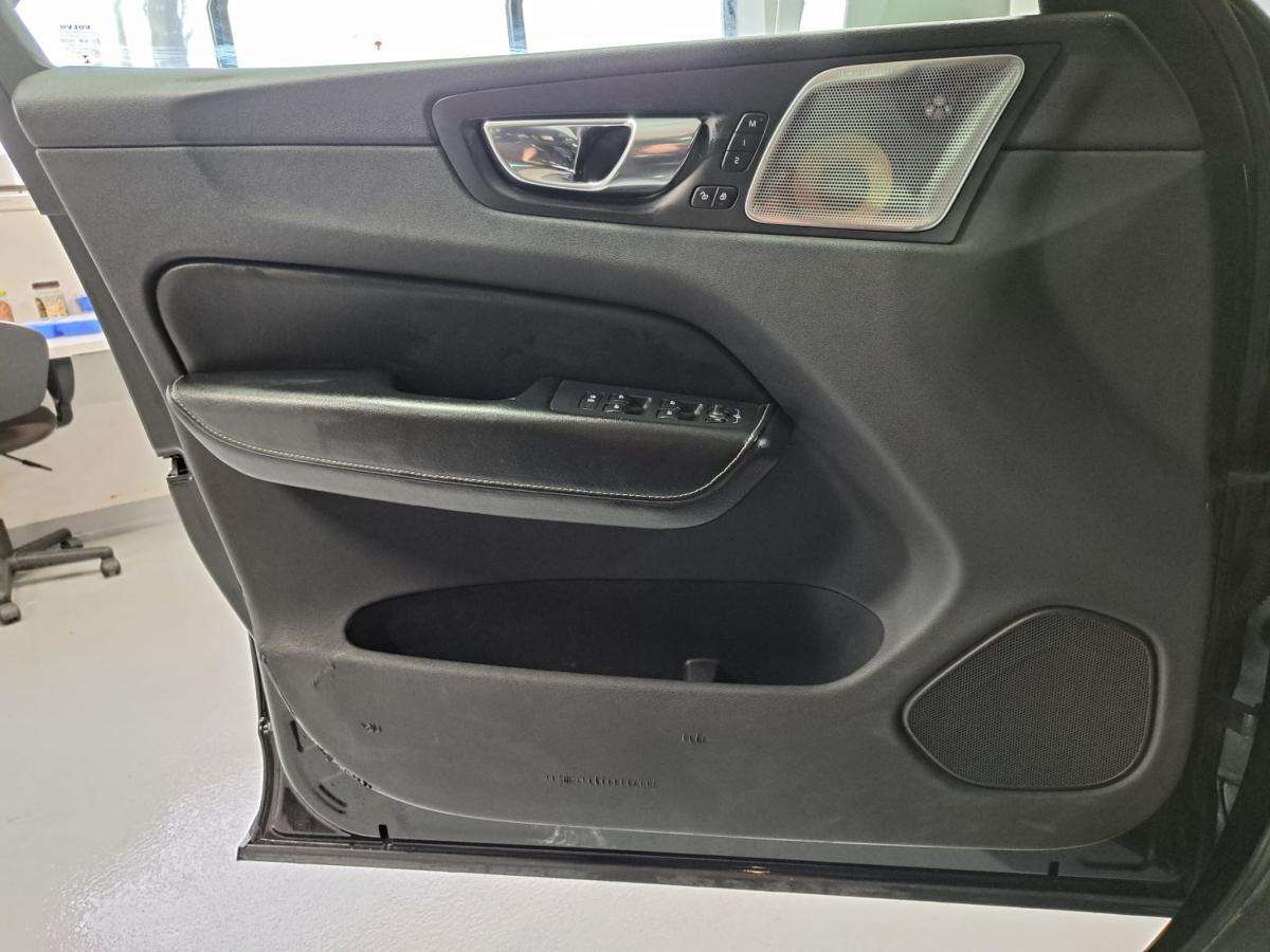 2019 Volvo XC60 T6 AWD R-Design thumb 29