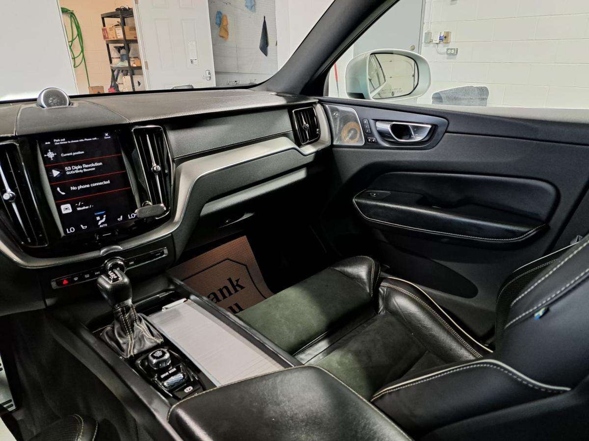 2019 Volvo XC60 T6 AWD R-Design alt 5