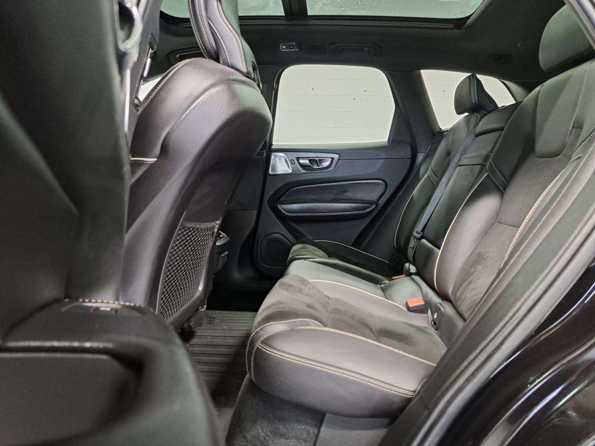 2019 Volvo XC60 T6 AWD R-Design thumb 32