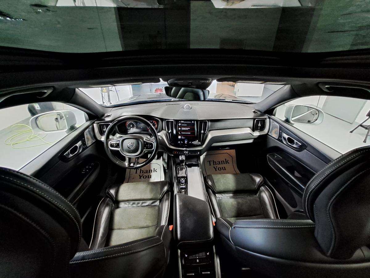 2019 Volvo XC60 T6 AWD R-Design thumb 7