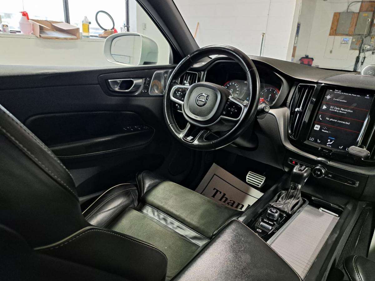 2019 Volvo XC60 T6 AWD R-Design alt 4