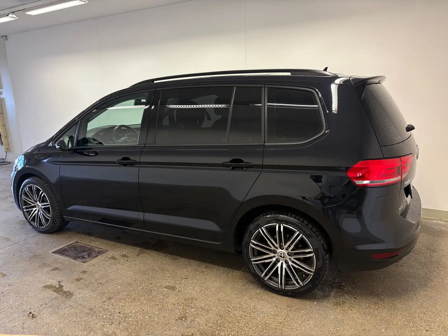Volkswagen Touran Comfortline TDI SCR DSG Schwarz - 2