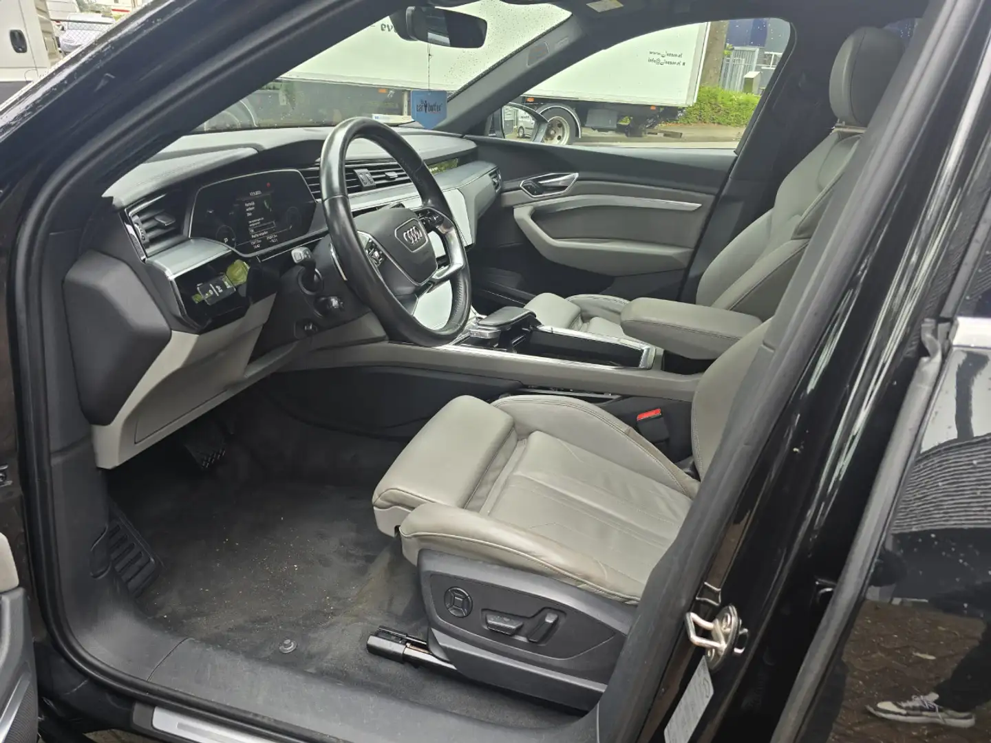 Audi e-tron Zwart - 2