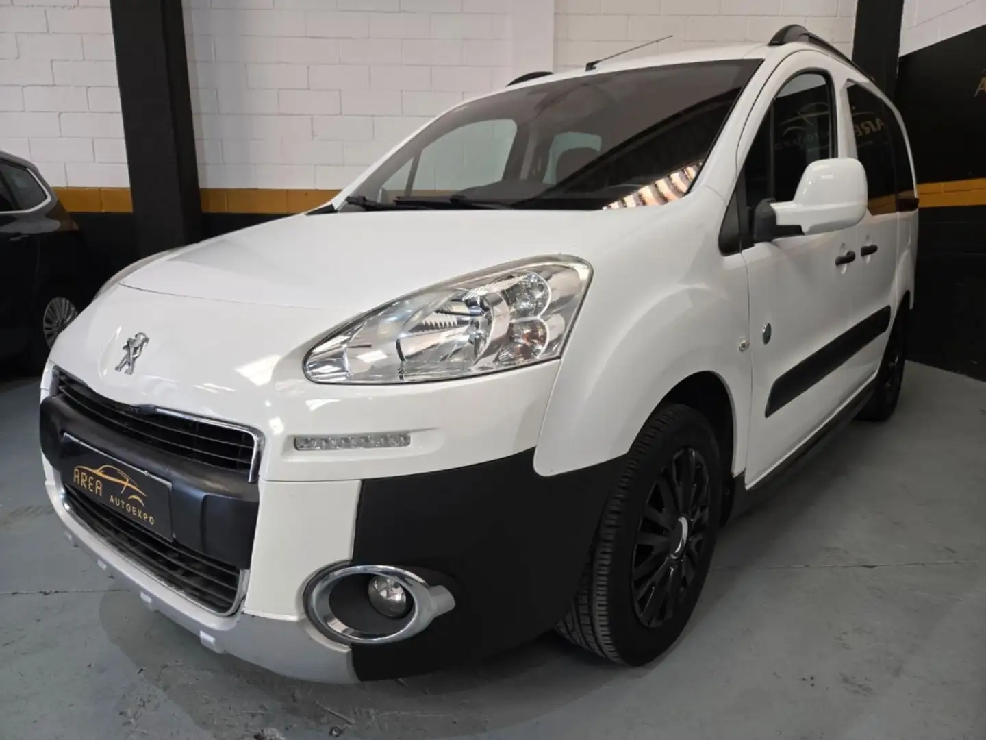Peugeot Partner Tepee 1.6HDI Outdoor 115 Silber - 1